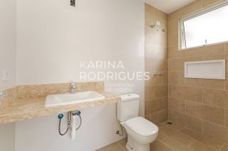 Casa em Curitiba 3 suítes + 1 dormitório e 3 vagas de Garagem Condomínio Fechado ( Avalia Permuta por imóvel em Itapema)