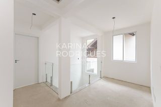 Casa em Curitiba 3 suítes + 1 dormitório e 3 vagas de Garagem Condomínio Fechado ( Avalia Permuta por imóvel em Itapema)