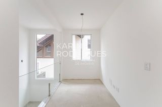 Casa em Curitiba 3 suítes + 1 dormitório e 3 vagas de Garagem Condomínio Fechado ( Avalia Permuta por imóvel em Itapema)