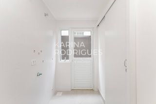 Casa em Curitiba 3 suítes + 1 dormitório e 3 vagas de Garagem Condomínio Fechado ( Avalia Permuta por imóvel em Itapema)