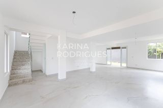 Casa em Curitiba 3 suítes + 1 dormitório e 3 vagas de Garagem Condomínio Fechado ( Avalia Permuta por imóvel em Itapema)