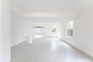 Casa em Curitiba 3 suítes + 1 dormitório e 3 vagas de Garagem Condomínio Fechado ( Avalia Permuta por imóvel em Itapema)