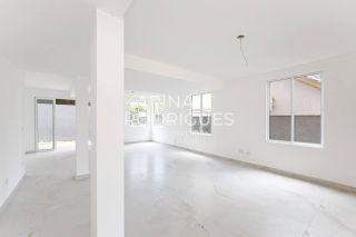 Casa em Curitiba 3 suítes + 1 dormitório e 3 vagas de Garagem Condomínio Fechado ( Avalia Permuta por imóvel em Itapema)