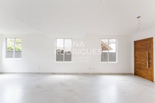 Casa em Curitiba 3 suítes + 1 dormitório e 3 vagas de Garagem Condomínio Fechado ( Avalia Permuta por imóvel em Itapema)