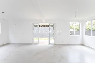 Casa em Curitiba 3 suítes + 1 dormitório e 3 vagas de Garagem Condomínio Fechado ( Avalia Permuta por imóvel em Itapema)