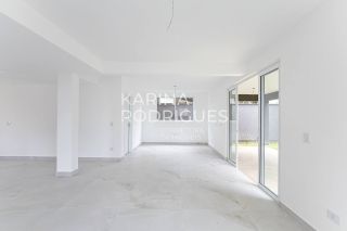 Casa em Curitiba 3 suítes + 1 dormitório e 3 vagas de Garagem Condomínio Fechado ( Avalia Permuta por imóvel em Itapema)