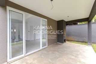 Casa em Curitiba 3 suítes + 1 dormitório e 3 vagas de Garagem Condomínio Fechado ( Avalia Permuta por imóvel em Itapema)