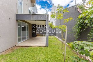 Casa em Curitiba 3 suítes + 1 dormitório e 3 vagas de Garagem Condomínio Fechado ( Avalia Permuta por imóvel em Itapema)