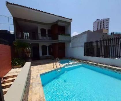 Sobrado Para Vender com 5 quartos 2 suítes no bairro 13 de Julho em Aracaju