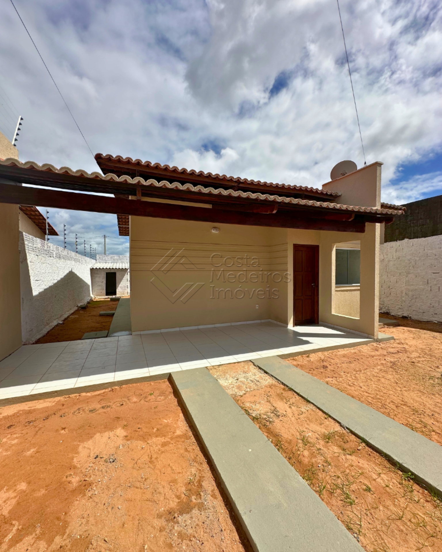 Espaçosa casa com 2/4 sendo 1 suíte no bairro Moinho dos ventos