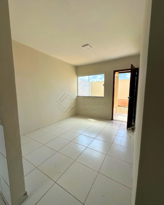 Espaçosa casa com 2/4 sendo 1 suíte no bairro Moinho dos ventos