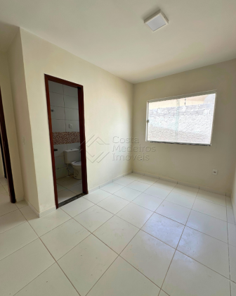 Espaçosa casa com 2/4 sendo 1 suíte no bairro Moinho dos ventos