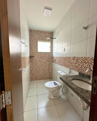 Espaçosa casa com 2/4 sendo 1 suíte no bairro Moinho dos ventos