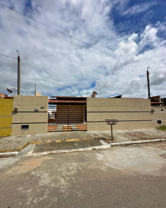 Espaçosa casa com 2/4 sendo 1 suíte no bairro Moinho dos ventos