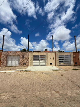 Casa com suíte e terreno gigante no Santos Dumont, próximo de tudo.