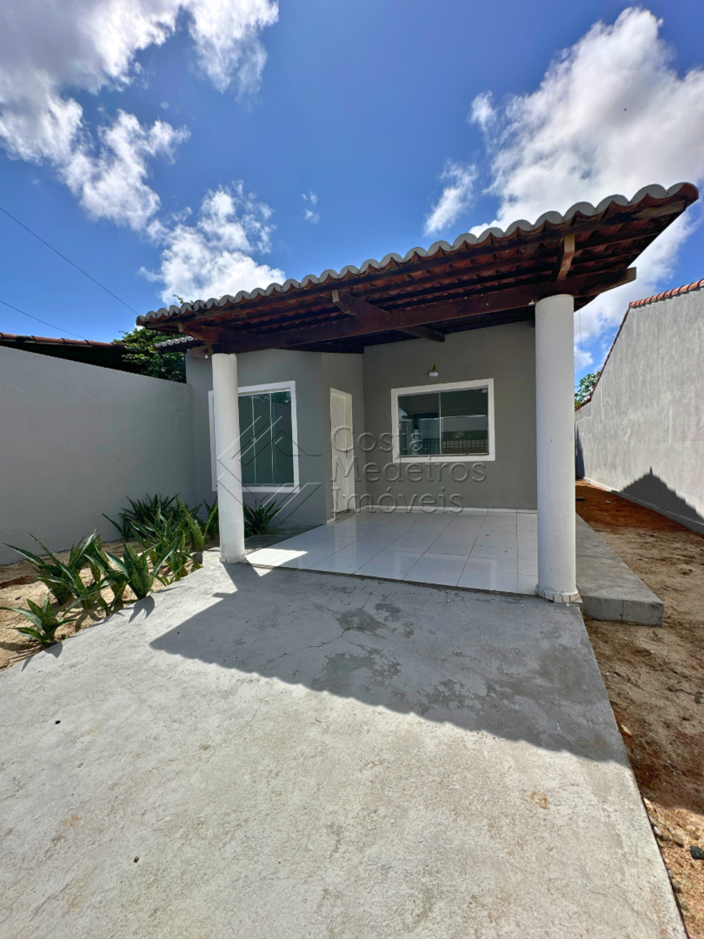 Casa reformada no Santos Dumont, pertinho da Pedro Vasconcelos (rua da estatua do grude)