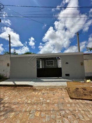 Casa reformada no Santos Dumont, pertinho da Pedro Vasconcelos (rua da estatua do grude)