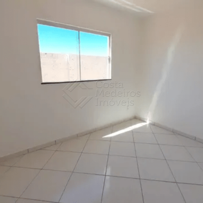 Casa 2/4 no Cidade Sporte Clube, próximo a praia de Pitangui