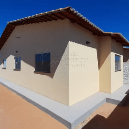 Casa 2/4 no Cidade Sporte Clube, próximo a praia de Pitangui