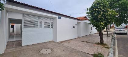 CASA NO CAMINHO DOS LAGOS
