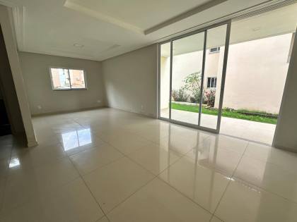 CASA DE ALTO PADRÃO EM CONDOMÍNIO FECHADO À VENDA