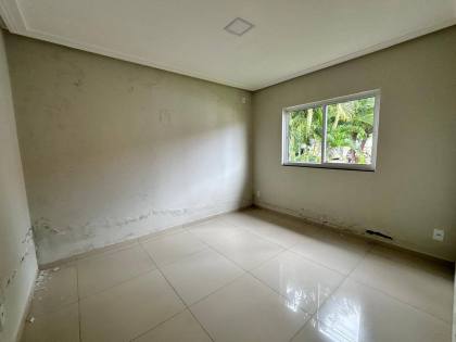 CASA DE ALTO PADRÃO EM CONDOMÍNIO FECHADO À VENDA