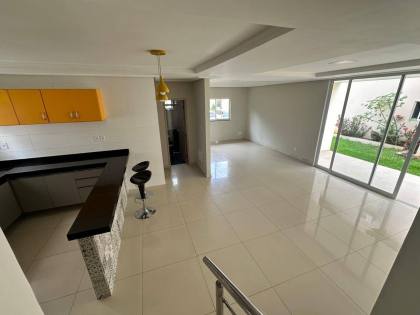 CASA DE ALTO PADRÃO EM CONDOMÍNIO FECHADO À VENDA