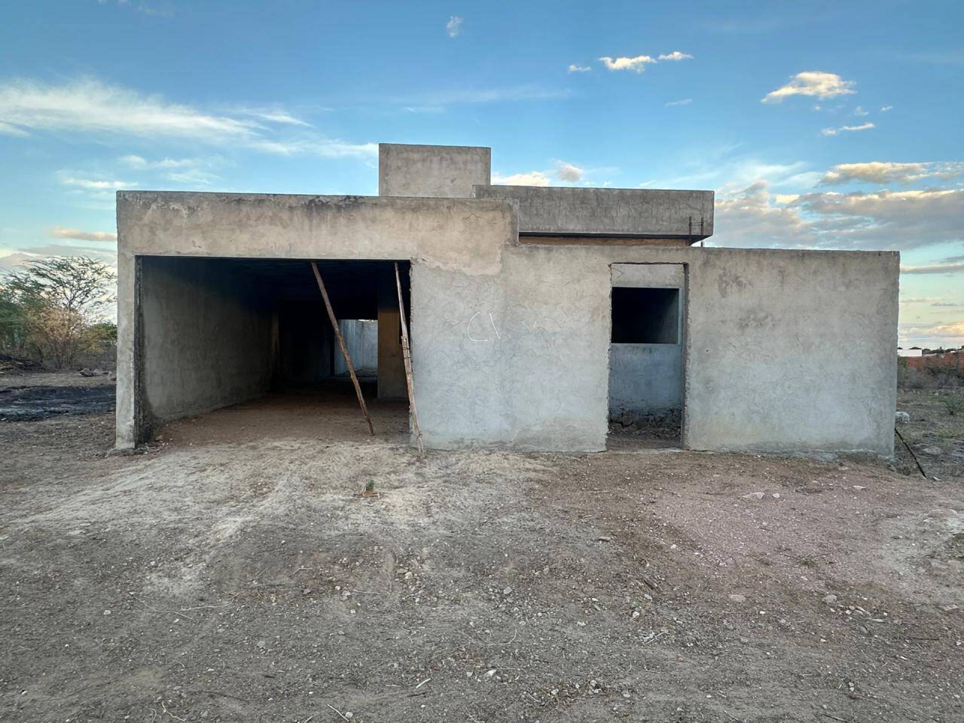 CASA INACABADA À VENDA  EM FRENTE AO CONDOMÍNIO RIVIERA