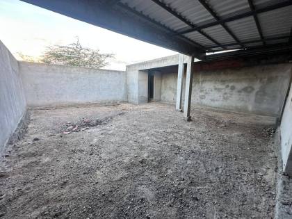 CASA INACABADA À VENDA  EM FRENTE AO CONDOMÍNIO RIVIERA