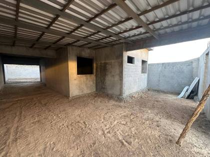 CASA INACABADA À VENDA  EM FRENTE AO CONDOMÍNIO RIVIERA