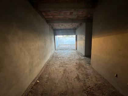 CASA INACABADA À VENDA  EM FRENTE AO CONDOMÍNIO RIVIERA