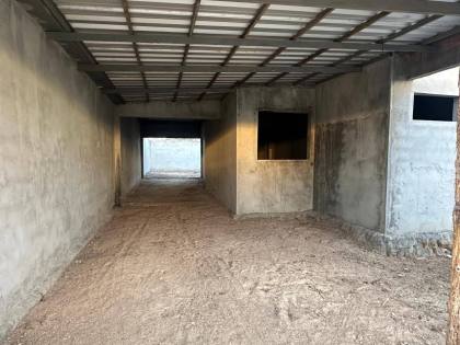 CASA INACABADA À VENDA  EM FRENTE AO CONDOMÍNIO RIVIERA