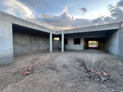 CASA INACABADA À VENDA  EM FRENTE AO CONDOMÍNIO RIVIERA