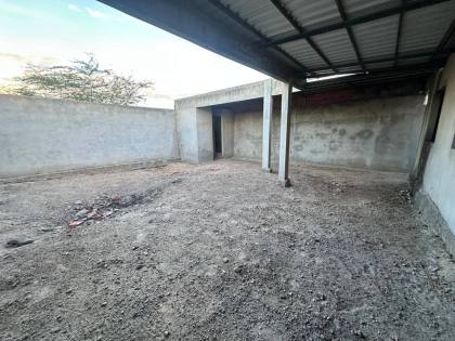 CASA INACABADA À VENDA  EM FRENTE AO CONDOMÍNIO RIVIERA