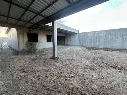 CASA INACABADA À VENDA  EM FRENTE AO CONDOMÍNIO RIVIERA