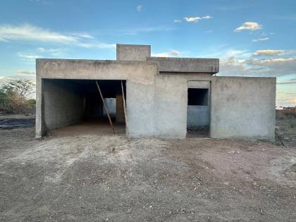 CASA INACABADA À VENDA  EM FRENTE AO CONDOMÍNIO RIVIERA