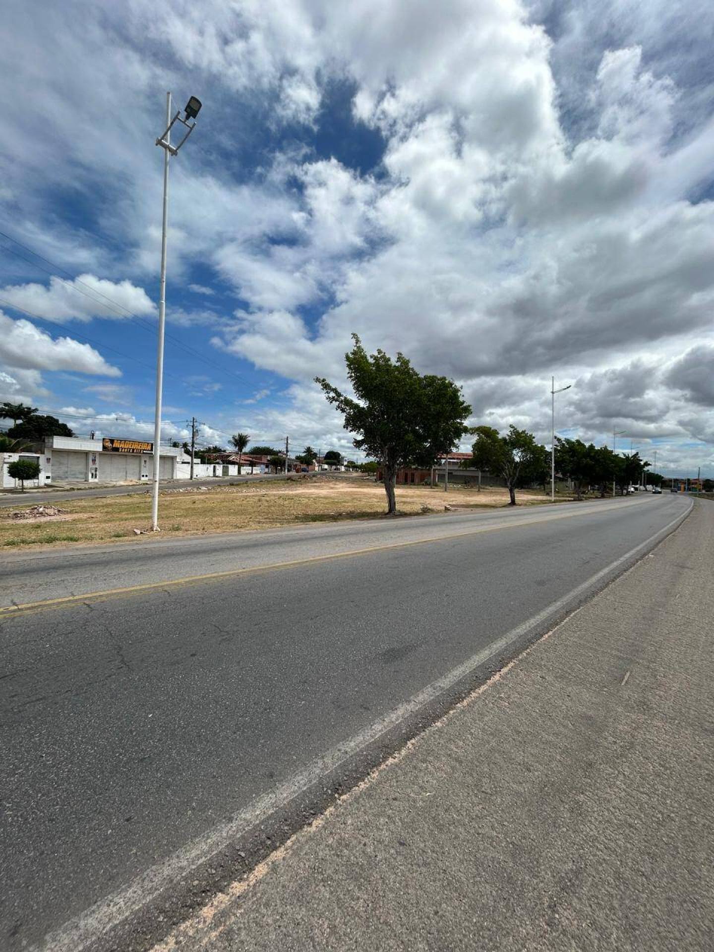 TERRENO COM ÓTIMA LOCALIZAÇÃO À VENDA NA BA - 210