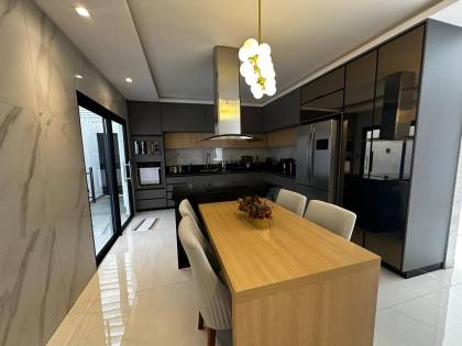 CASA DE ALTO PADRÃO NO CAMINHO DOS LAGOS À VENDA