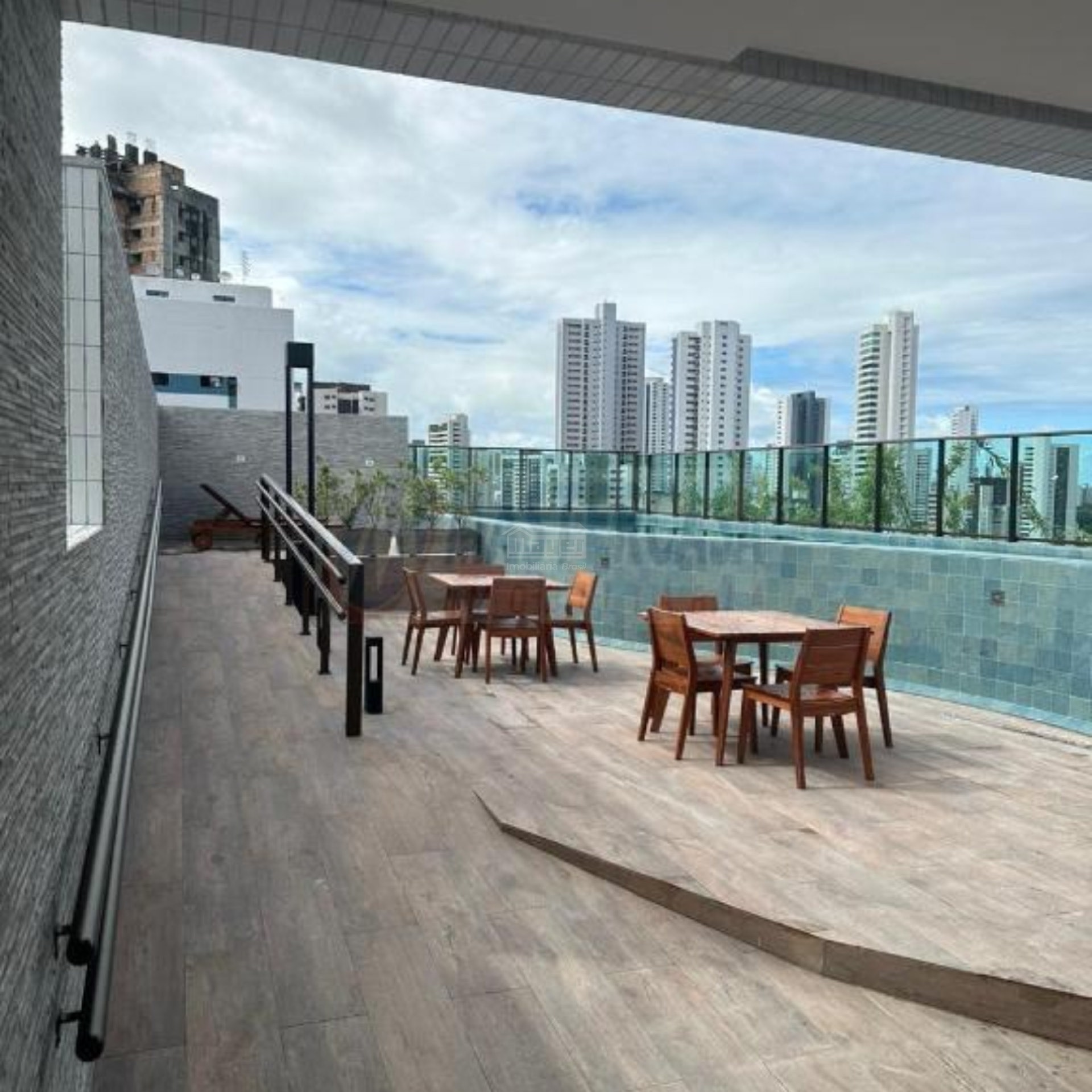 Vendo Apto 2 quartos sendo 1 suite | 64m² | Casa Forte | Área de Lazer |