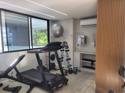 Alugo apartamento na avenida boa viagem, andar médio, varanda, 02 qts, lazer .
