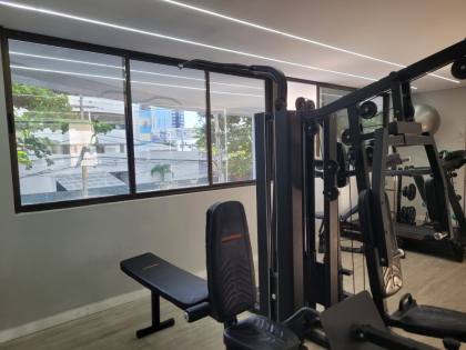 Alugo apartamento na avenida boa viagem, andar médio, varanda, 02 qts, lazer .