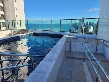 Alugo apartamento na avenida boa viagem, andar médio, varanda, 02 qts, lazer .