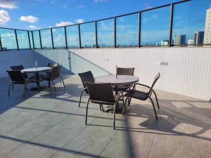 Alugo apartamento na avenida boa viagem, andar médio, varanda, 02 qts, lazer .