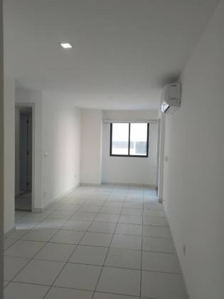 Alugo apartamento na avenida boa viagem, andar médio, varanda, 02 qts, lazer .