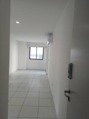 Alugo apartamento na avenida boa viagem, andar médio, varanda, 02 qts, lazer .