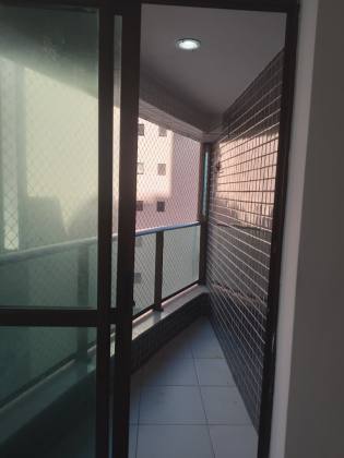 Alugo apartamento na avenida boa viagem, andar médio, varanda, 02 qts, lazer .