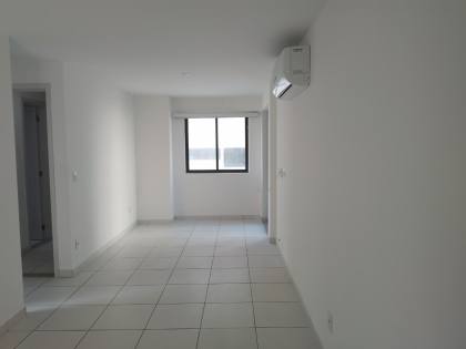Alugo apartamento na avenida boa viagem, andar médio, varanda, 02 qts, lazer .