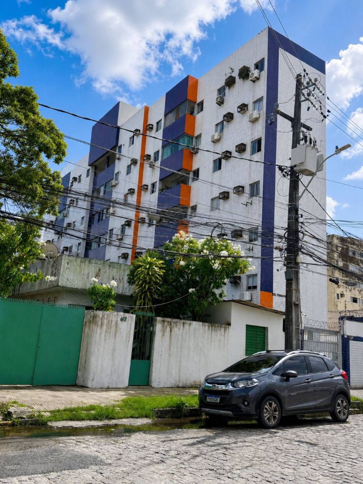 Apartamento totalmente reformado, nascente, extremamente ventilado e pronto para morar.