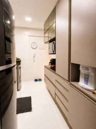 Apartamento totalmente reformado, nascente, extremamente ventilado e pronto para morar.