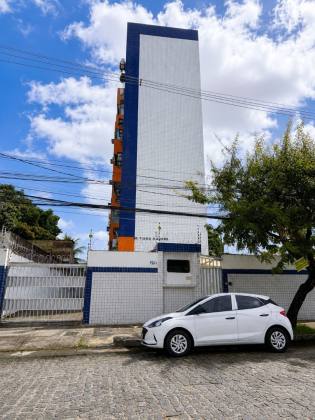 Apartamento totalmente reformado, nascente, extremamente ventilado e pronto para morar.